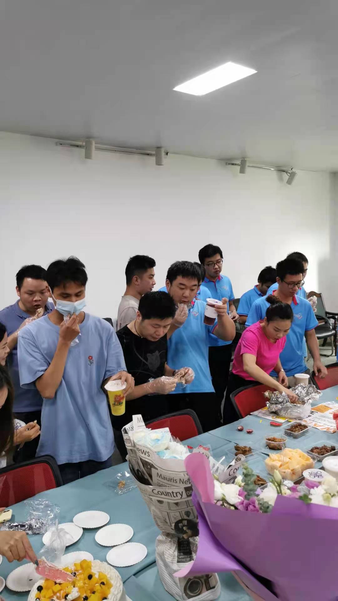 热烈庆祝YABO鸭脖官网团队达成业绩目标.jpg 热烈庆祝YABO鸭脖官网团队达成业绩目标.jpg