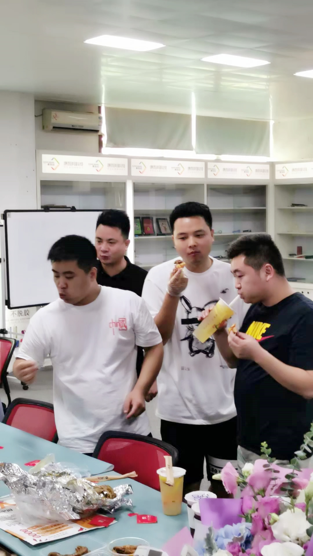 热烈庆祝YABO鸭脖官网团队达成业绩目标.jpg 热烈庆祝YABO鸭脖官网团队达成业绩目标.jpg